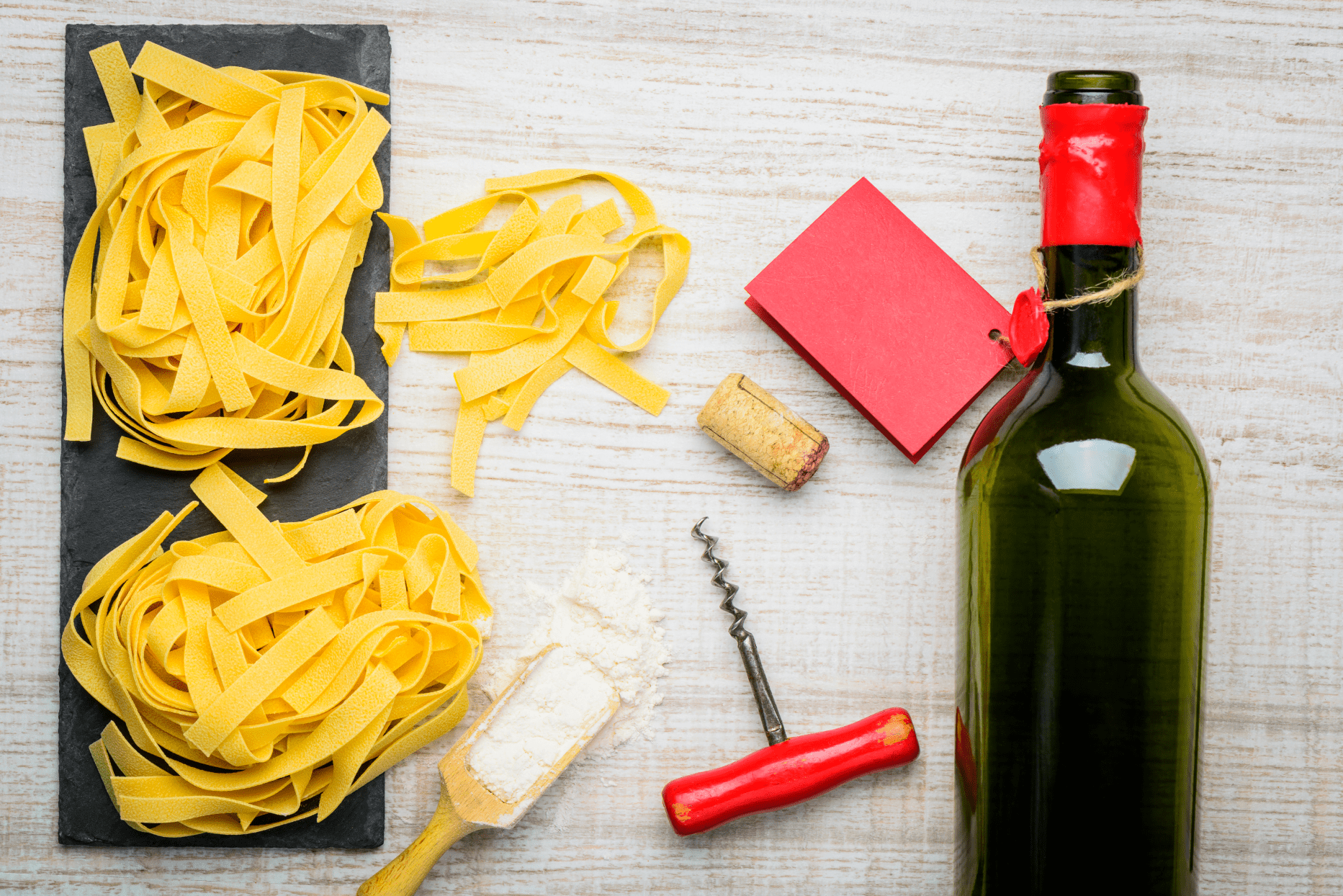 Pasta Tagliatelle con botella de vino vegano